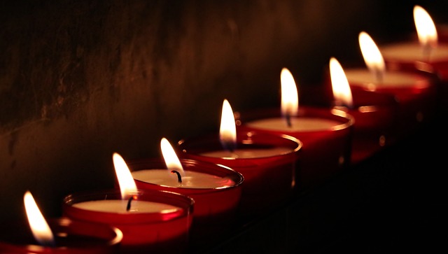 정화를 나타내는 촛불이 아름답게 빛을 뿜고 있다. 
촛불은 사선으로 배치되어 있고 8개가 놓여 있다. 