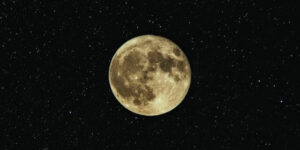 월공귀인 - 검은 하늘에 보름달이 떠 있습니다.