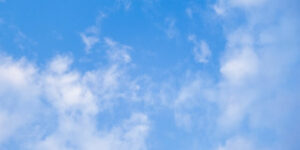 천덕귀인 - 푸른 하늘에 하얀 구름이 떠 있습니다.