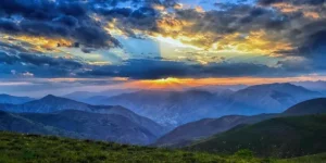 무술일주 썸네일 - 태양이 지고 있는 큰 산의 모습입니다.
