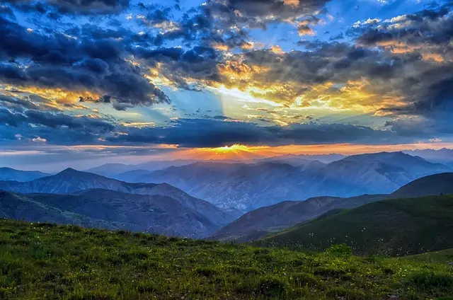 무술일주 썸네일 - 태양이 지고 있는 큰 산의 모습입니다. 