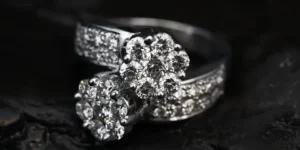신유일주 썸네일 - engin-akyurt-FsuqRsukQRA-unsplash_ - 위 아래로 다이아몬드 보석이 있는 반지입니다.