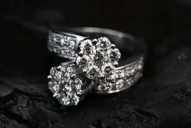 신유일주 썸네일 - engin-akyurt-FsuqRsukQRA-unsplash_ - 위 아래로 다이아몬드 보석이 있는 반지입니다.