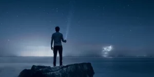 교신성 - 다른 사람과 어울리기 힘든 신살을 나타냅니다. 사진에 혼자 밤하늘을 보고 있는 남자가 바닷가의 돌위에 서 있습니다.